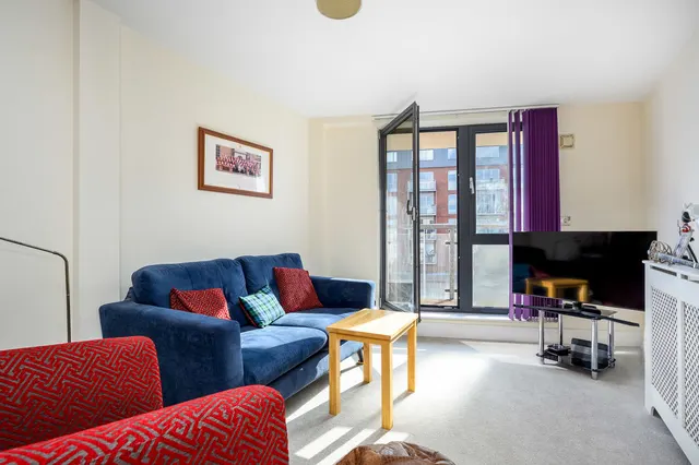Hepworth Way, Walton-On-Thames, KT12, photo 1