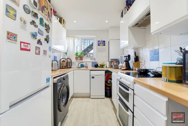 Oakhall Court, Sunbury-on-Thames, TW16, photo 3