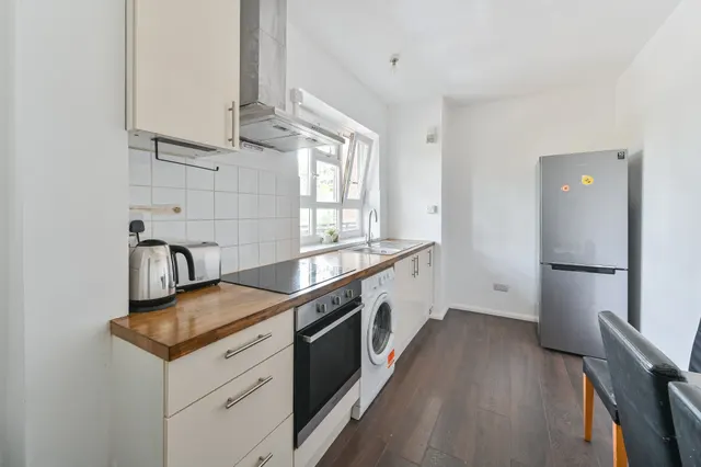 Photo 2 — 19 Elstead House, Redlands Way, London