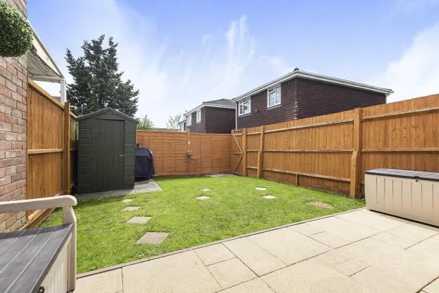 Stroller Close, Thatcham, RG19, photo 2