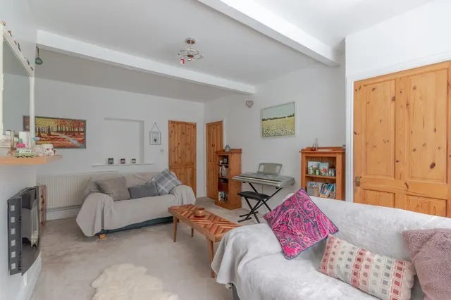 Main Street, Cottingley, BD16, photo 3