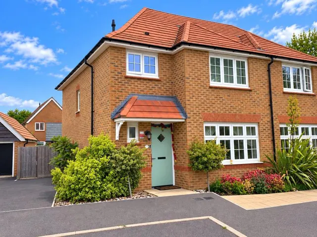 Bronte Grove, Arborfield Green, RG2, photo 1