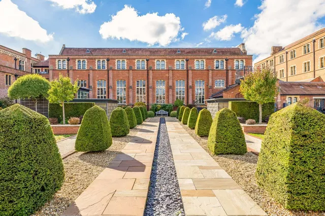 Abbey Gardens, Upper Woolhampton, RG7, photo 1