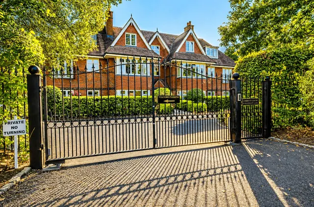 Waverley Lane, Farnham, GU9, photo 1