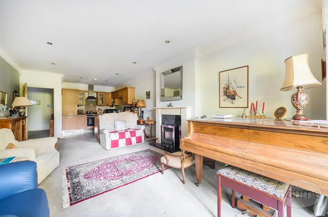 Waverley Lane, Farnham, GU9, photo 2