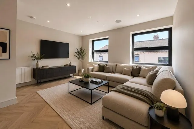High Street, RG45, photo 1