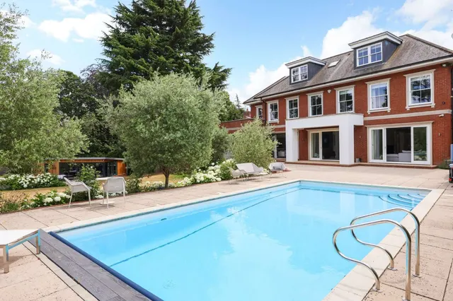 5 bedroom house — The Mount, Esher, Surrey, KT10 8LQ