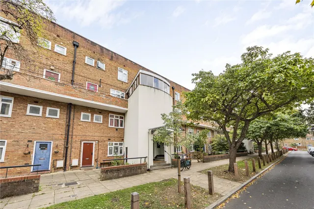 Frensham Drive, London, photo 1