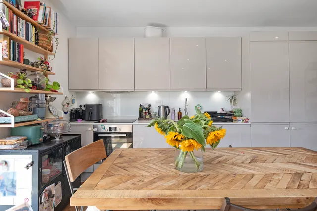 Photo 2 — Flat 30, 21 Rosina Street, London