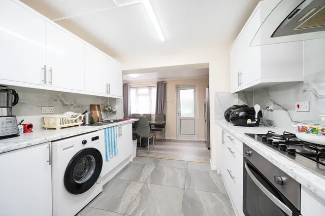 Photo 3 — 2a Wiseman Road, London