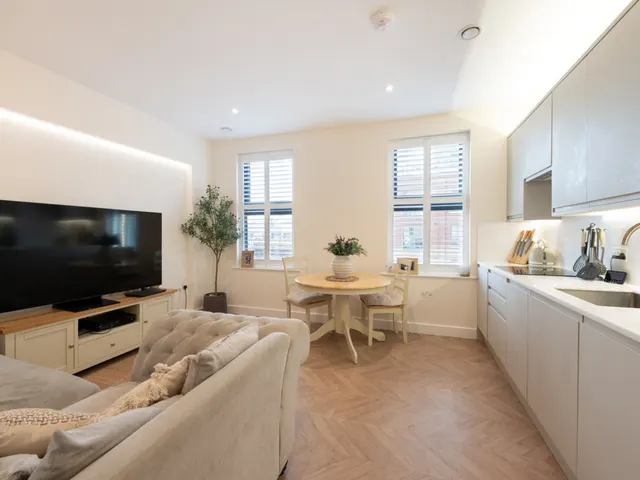 Lillie Road, London, SW6, photo 2