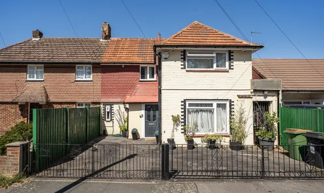 Clare Crescent, Leatherhead, KT22, photo 1