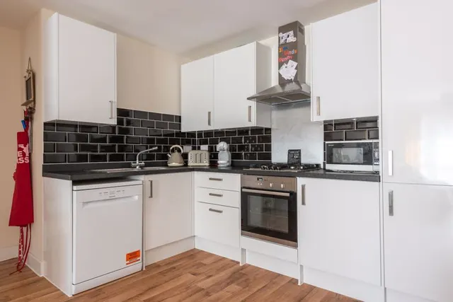 Photo 3 — Alderson Grove Hersham, Walton-On-Thames KT12 5EG