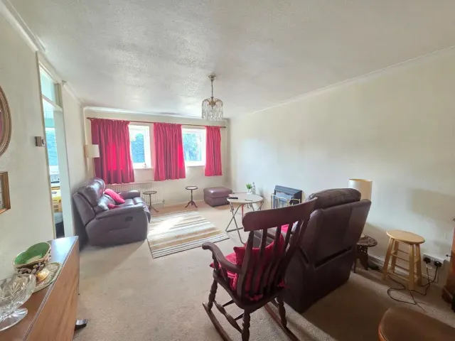 Photo 2 — Mikern Close, Bletchley, Milton Keynes, Buckinghamshire, MK2 2UT