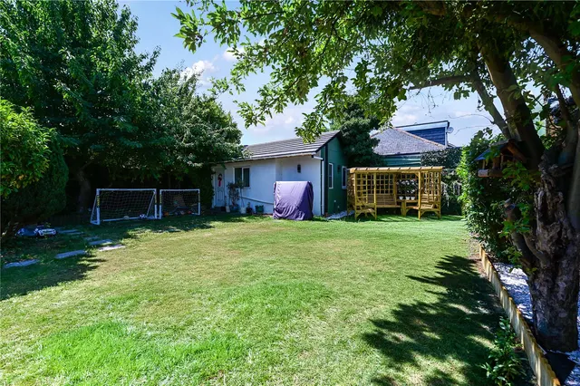 Chertsey Lane, Staines, TW18, photo 3