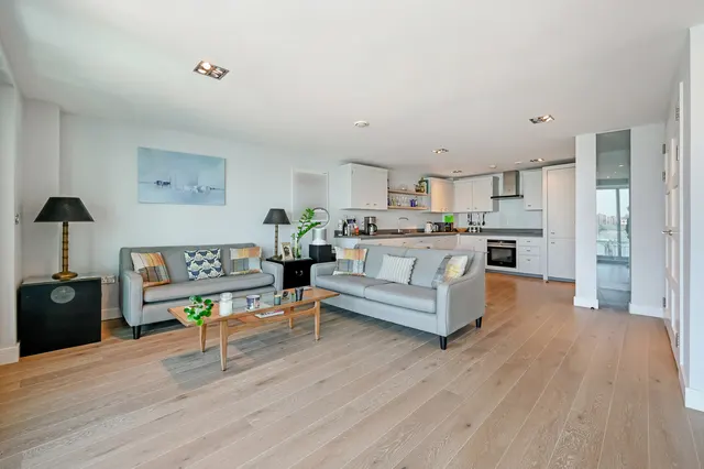 Bridges Court Road, London, SW11, photo 3