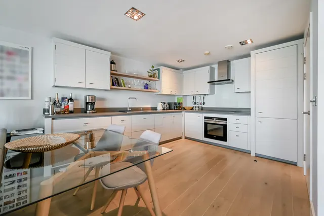 Bridges Court Road, London, SW11, photo 2