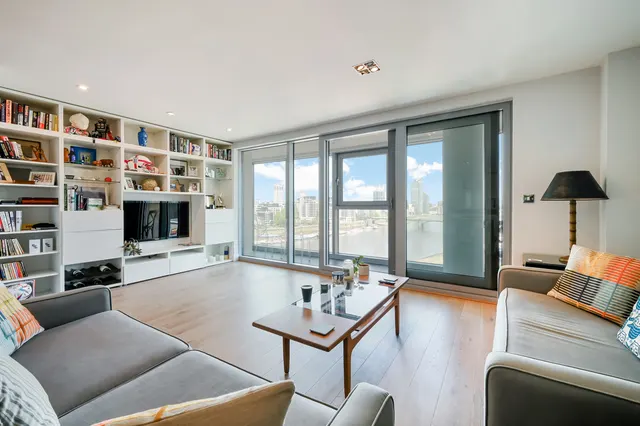 Bridges Court Road, London, SW11, photo 1