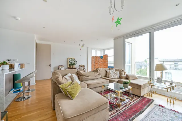 Photo 2 — 21 Aura House, Kew Riverside, 39 Melliss Avenue, Richmond