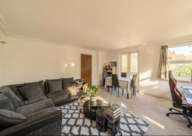 Finchley Road, London, NW3, photo 2