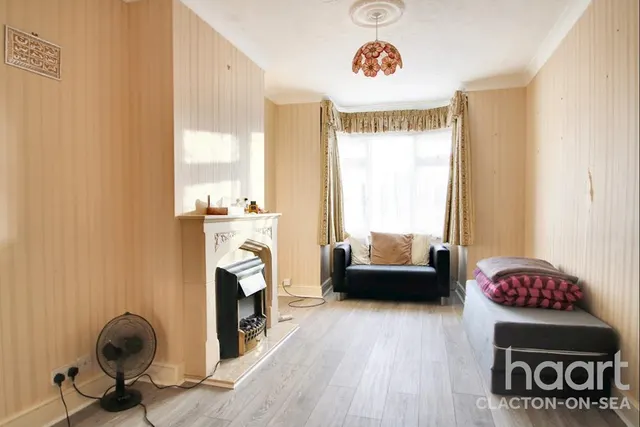 Oxford Crescent, CO15, photo 1