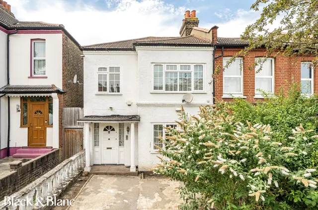 3 bedroom house — Wellmeadow Road, London, SE6