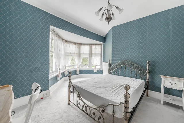 Photo 3 — 63 Oakleigh Avenue, London