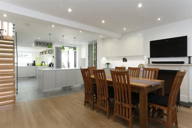 Hugo Road, London, photo 1