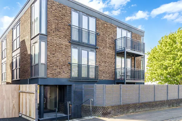 Tealing Drive, Epsom, KT19, photo 1