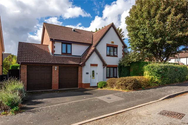 4 bedroom property, St Johns Drive, Stone, HP17