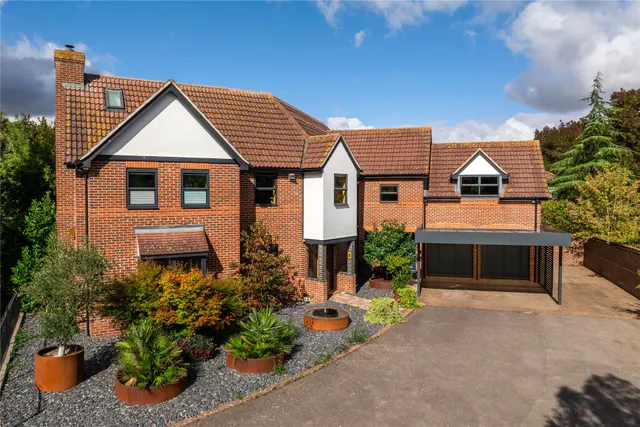 Landsborough Gate, Willen, MK15, photo 1