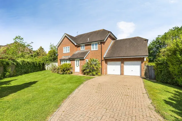 College Road, Southwater, Horsham, photo 1