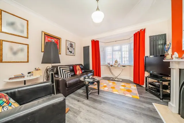 Nelson Road, TW2, photo 2
