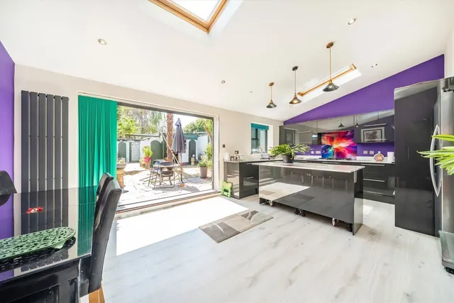 Nelson Road, TW2, photo 3