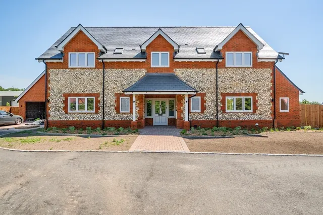 Harvest Hill Bourne End SL8, photo 1