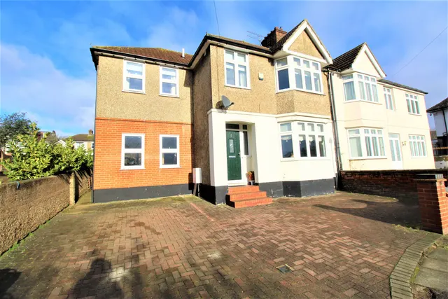 Allenby Crescent, Grays, Essex, RM17 6DH, photo 1