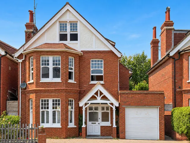 4 bedroom flat, Vallance Gardens, Hove, BN3