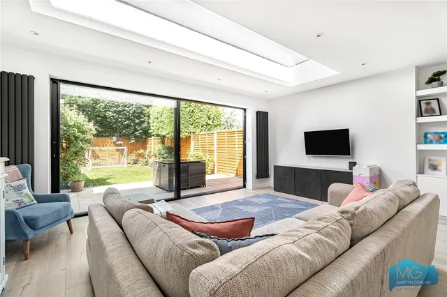 Beverley Close, London, N21, photo 2