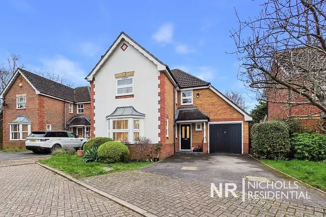 Lofthouse Place, Chessington, KT9, photo 1