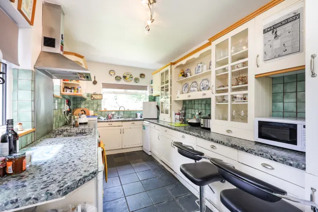 Chester Road, Northwood, HA6, photo 3