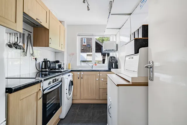 Willowmead Close, Woking, GU21, photo 3