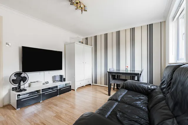 Willowmead Close, Woking, GU21, photo 2