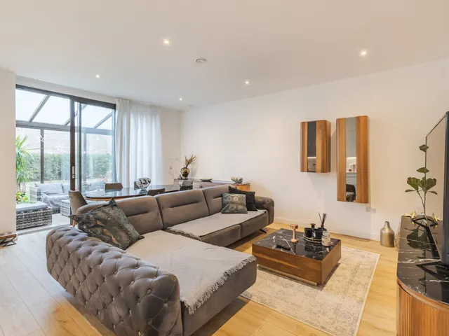 Inglis Road, London, W5, photo 1