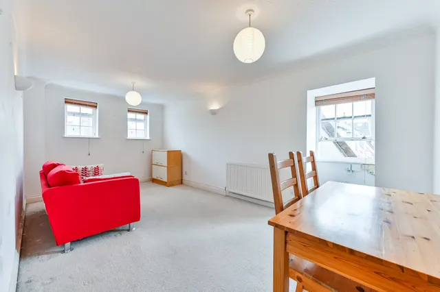 Photo 2 — Flat 16, 5 Stapleton Hall Road, London