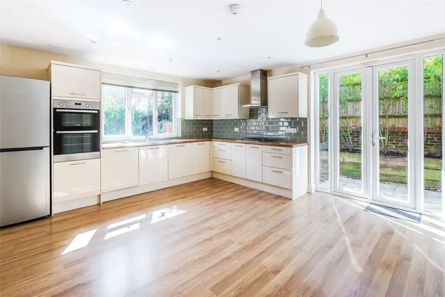 Junction Place, Dorkin, RH4, photo 2