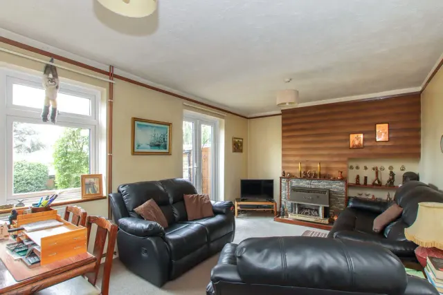 Photo 3 — Pond Road, Hemel Hempstead, Hertfordshire, HP3 8BA