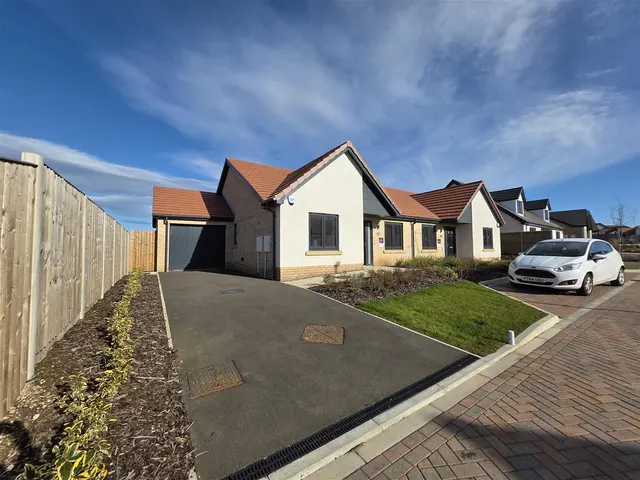 Heather Pastures Eastfield, Scarborough YO11 3YH, photo 1