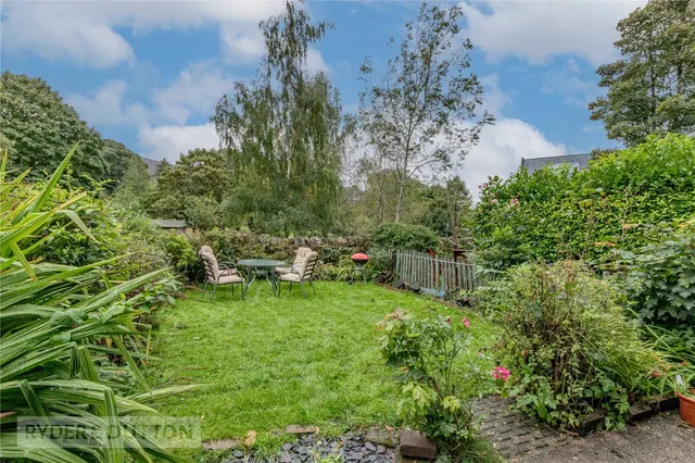 Chew Valley Road, Greenfield, OL3, photo 2