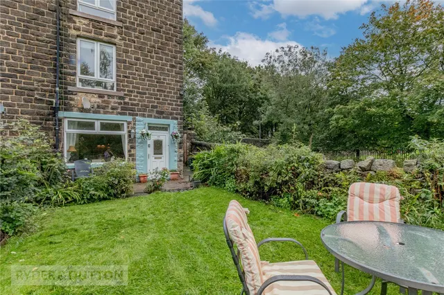 Chew Valley Road, Greenfield, OL3, photo 1