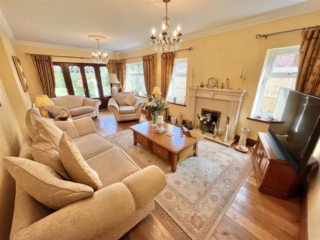 Hollin Lane, Styal, SK9, photo 3